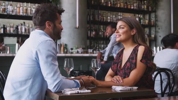 拥有数码平板电脑的女服务员从坐在餐馆餐桌旁的浪漫夫妇那里点菜 慢镜头拍摄 — 图库视频影像