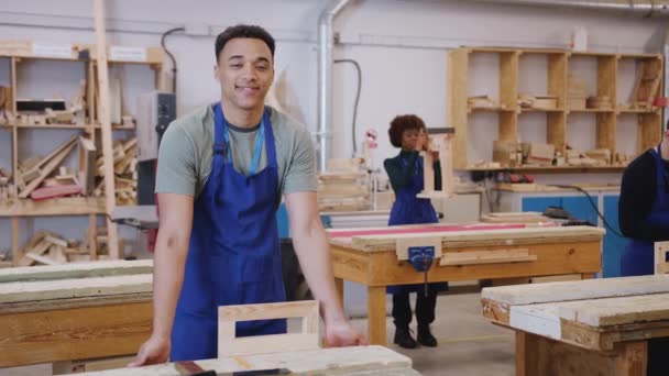 Retrato Del Estudiante Masculino Taller Carpintería Que Estudia Para Aprendizaje — Vídeos de Stock