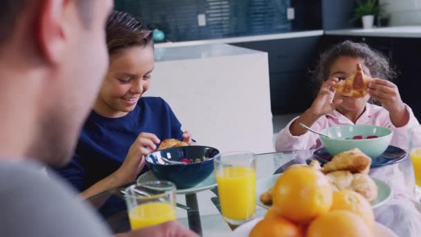Ισπανόφωνος Πατέρας Παιδιά Κάθονται Γύρω Από Τραπέζι Τρώγοντας Πρωινό Μαζί — Αρχείο Βίντεο