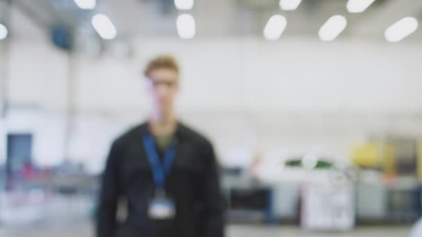 Portrét Studenta Mužského Pohlaví Bezpečnostními Brýlemi Studujícího Automechanické Učení Vysoké — Stock video