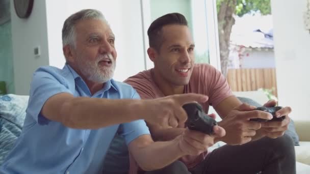 Älterer Hispanischer Vater Mit Erwachsenem Sohn Sitzt Hause Auf Dem — Stockvideo