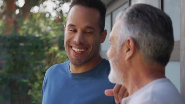 Hombre Hispano Mayor Hablando Riendo Con Hijo Adulto Jardín Casa — Vídeos de Stock