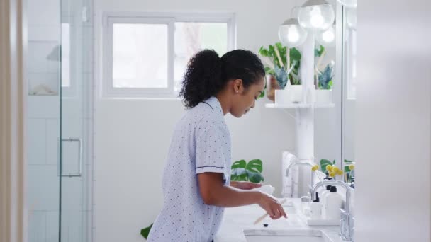 Vrouw Het Dragen Van Pyjama Staan Bij Gootsteen Poetsen Tanden — Stockvideo