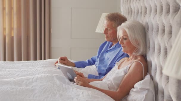 Senior Par Hemma Sängen Själv Isolera Med Hjälp Digital Tablett — Stockvideo