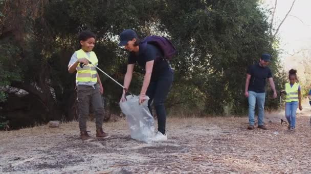 成人领队和一群孩子一起在室外活动营地捡垃圾 动作缓慢 — 图库视频影像