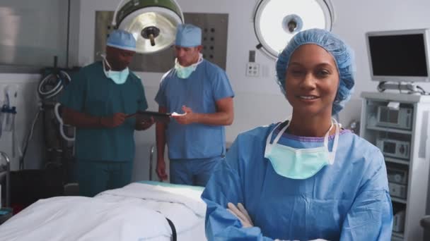 Portrait Chirurgienne Portant Des Blouses Debout Salle Opération Avec Des — Video