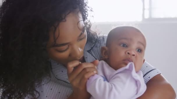 Milující Africká Americká Matka Nosí Pyžamo Drží Líbá Holčičku Ruku — Stock video