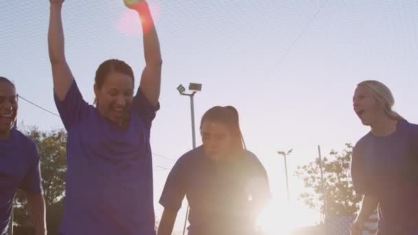 Opgewonden Vrouwen Voetbalteam Vieren Winnende Wedstrijd Pick Speler Dragen Haar — Stockvideo