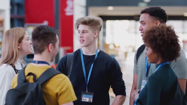 Groep Van Studenten Vrienden Ontmoeten Praten Drukke Gemeenschappelijke Campus Gebouw — Stockvideo