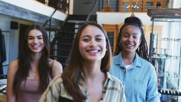 Retrato Sorrindo Equipe Vendas Multicultural Feminina Loja Moda Frente Exibição — Vídeo de Stock