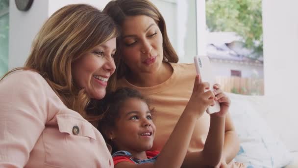 Familia Hispana Femenina Multigeneracional Casa Tirando Caras Divertidas Para Selfie — Vídeos de Stock