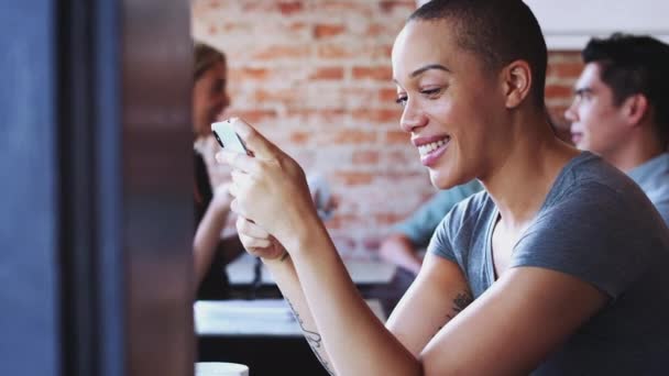 Mujer Usando Teléfono Móvil Sentado Mesa Cafetería Filmado Cámara Lenta — Vídeos de Stock