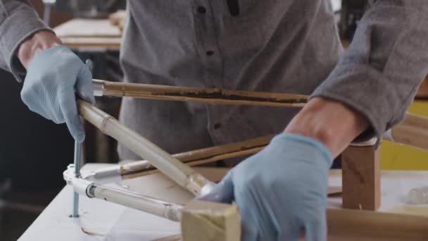 Primo Piano Artigiano Maschile Officina Assemblaggio Mano Costruito Telaio Sostenibile — Video Stock