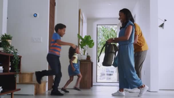 Οικογενειακό Άνοιγμα Μπροστινή Πόρτα Και Αφήνοντας Σπίτι Για Σχολείο Μέρα — Αρχείο Βίντεο