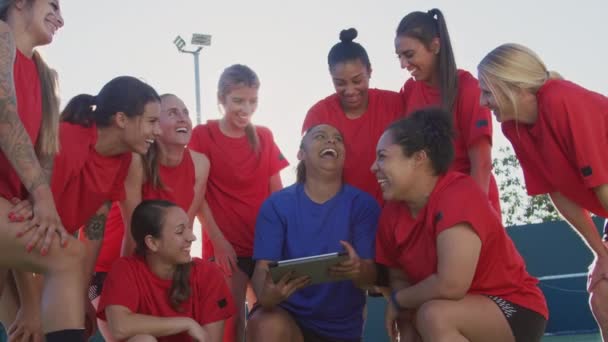 Allenatrice Che Discute Tattiche Con Squadra Calcio Femminile Utilizzando Tablet — Video Stock