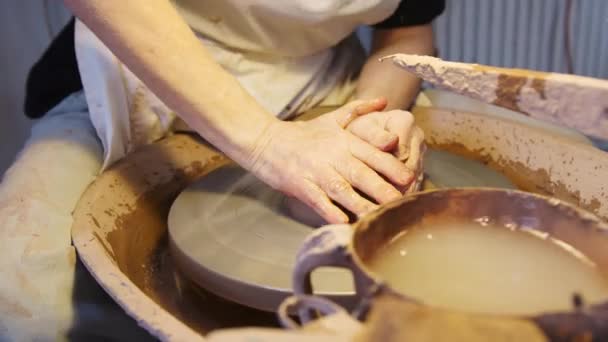 Närbild Manliga Potter Kasta Lera För Potten Keramik Hjul Keramik — Stockvideo