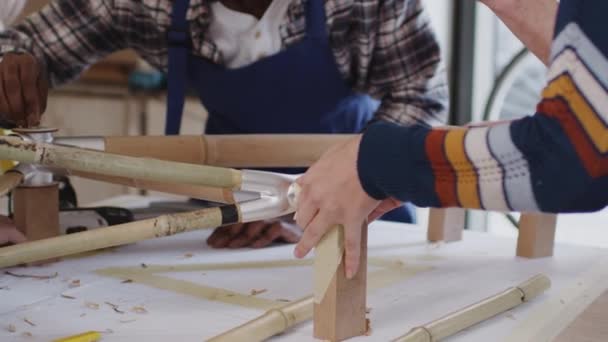 Multi Cultureel Team Van Stagiairs Werkplaats Leert Handgebouwd Bamboe Fietsframe — Stockvideo