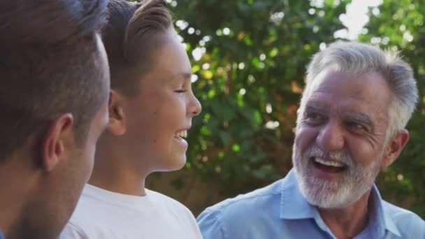 Multi Geração Masculino Família Hispânica Falando Rindo Jardim Casa Juntos — Vídeo de Stock