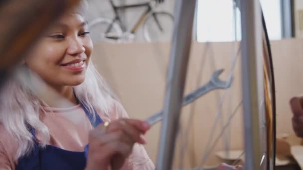 Vrouwelijke Stagiaires Werkplaats Controleren Wielen Hand Gebouwde Fiets Frame Schot — Stockvideo