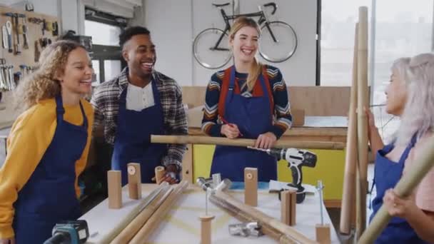 Equipe Multicultural Estagiários Oficina Aprendendo Montar Molduras Bicicleta Bambu Construídas — Vídeo de Stock