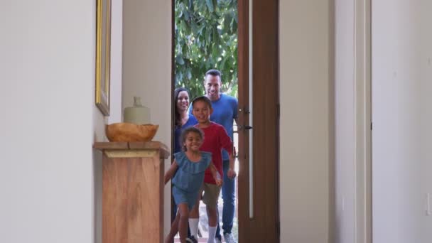 Семья Открывающая Входную Дверь Дети Бегущие Дом После Возвращения Поездки — стоковое видео
