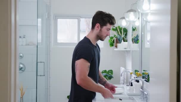 Homme Portant Pyjama Debout Évier Brossant Les Dents Dans Salle — Video