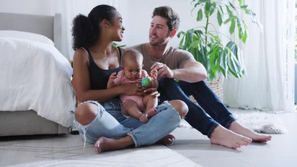 Pais Amorosos Brincando Com Filha Bebê Sentada Chão Quarto Filmada — Vídeo de Stock