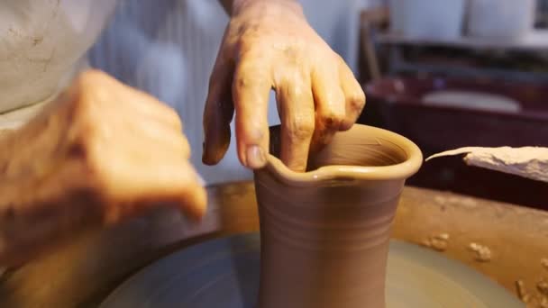 Närbild Manliga Potter Formning Hals Lera Vas Keramik Hjul Keramik — Stockvideo