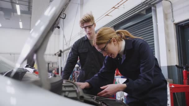 Mężczyzna Kobieta Studenci Studiuje Auto Mechanik Przyuczania Zawodu College Patrząc — Wideo stockowe