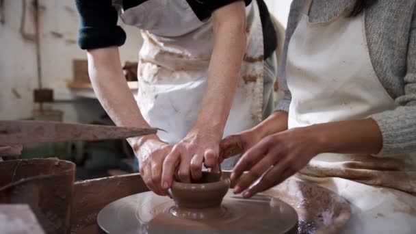 Der Nähe Von Male Lehrer Help Frau Sitting Wheel Pottery — Stockvideo