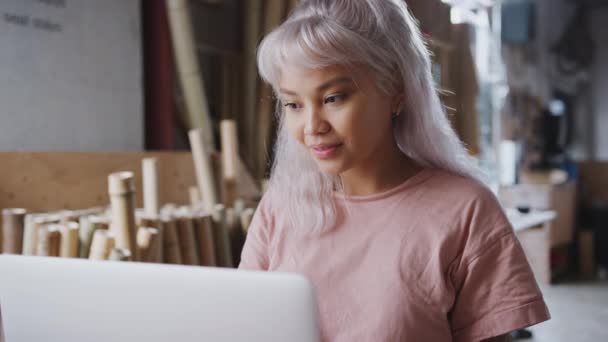 Jeune Propriétaire Entreprise Féminine Atelier Pour Construction Vélos Bambou Faits — Video