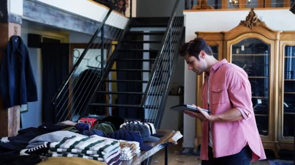 Moda Mağazasının Erkek Sahibi Giyim Mağazasındaki Stokları Kontrol Etmek Için — Stok video