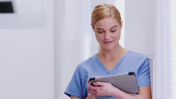 Médico Femenino Que Usa Exfoliantes Con Tableta Digital Pasillo Del — Vídeo de stock