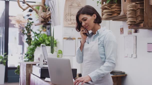 Žena Majitel Květinářství Shop Stojící Prodejním Pultem Telefonátem Pomocí Notebooku — Stock video