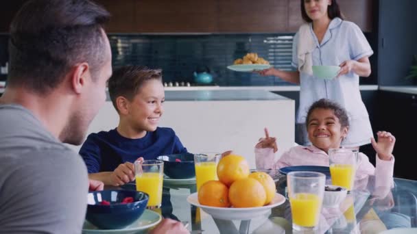 Hispánská Rodina Sedí Kolem Stolu Jíst Snídani Společně Zastřelen Zpomaleném — Stock video