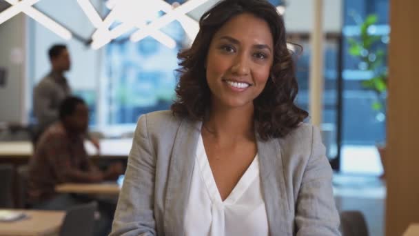 Відстеження Зйомок Бізнес Леді Столом Сучасному Офісному Робочому Просторі Посміхаючись — стокове відео