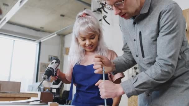 Craftsman Ensinando Aprendiz Feminino Como Usar Broca Elétrica Oficina Montagem — Vídeo de Stock