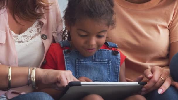 Familia Hispana Femenina Multigeneracional Sentada Sofá Casa Usando Tableta Digital — Vídeos de Stock