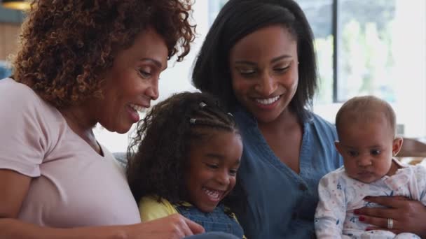 Famiglia Afro Americana Multi Generazione Seduta Sul Divano Casa Con — Video Stock