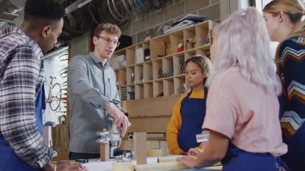 Multi Cultureel Team Van Stagiairs Werkplaats Leert Handgebouwd Fietsframe Samen — Stockvideo