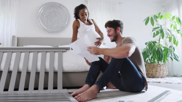 Couple Interracial Avec Femme Enceinte Dans Chambre Coucher Regardant Les — Video