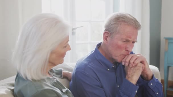 Vrouw Zittend Bank Troosten Senior Man Lijden Met Geestelijke Gezondheidsproblemen — Stockvideo