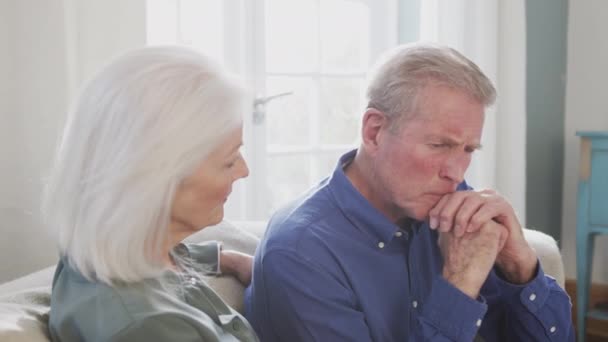 Kvinna Som Sitter Soffan Tröstar Äldre Man Som Lider Med — Stockvideo