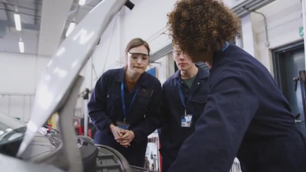 Tutora Con Estudiantes Comprobando Nivel Aceite Motor Del Coche Curso — Vídeos de Stock