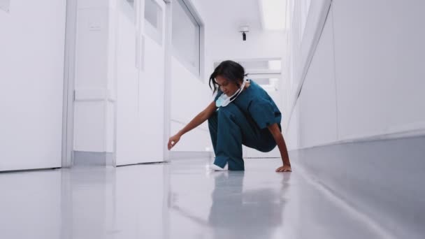 Medico Donna Stressata Oberata Lavoro Con Camice Seduto Sul Pavimento — Video Stock