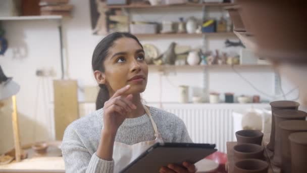 Alfarero Femenino Estudio Cerámica Que Lleva Cabo Inventario Usando Tableta — Vídeo de stock