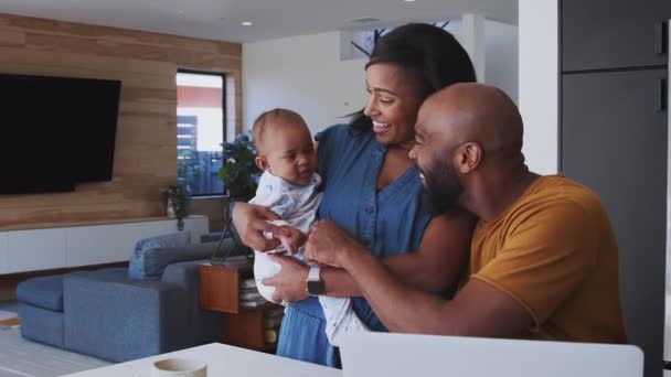 Afroamerikanische Familie Mit Kleiner Tochter Hause Überprüft Persönliche Finanzen Laptop — Stockvideo