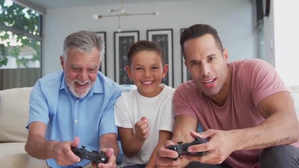 Multi Geração Masculino Família Hispânica Sentado Sofá Casa Jogando Jogo — Vídeo de Stock