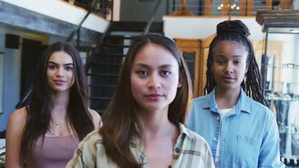 Retrato Sorrindo Equipe Vendas Multicultural Feminina Loja Moda Frente Exibição — Vídeo de Stock