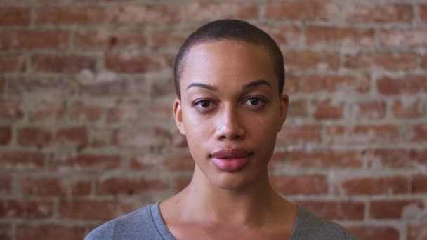 샵에서 기대서 아프리카계 여성의 머리와 슬로우 모션으로 — 비디오